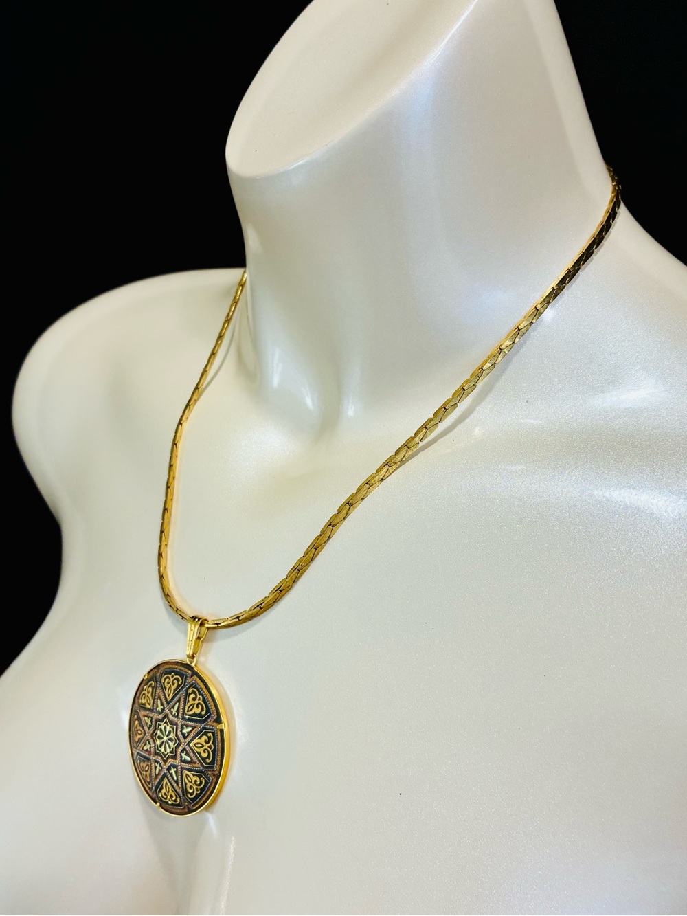VTG Damascene Gold-Tone Star Medallion Pendant Necklace - INCLUDES CHAIN LINK - Picture 4 of 15